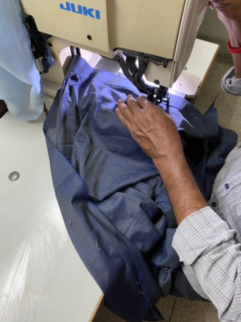 インドの工場にて縫製中